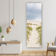 Lade das Bild in den Galerie-Viewer, Aluminiumbild gebürstet Strandweg zwischen Dünen unter wolkigem Himmel Panorama Hoch
