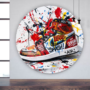 Aluminiumbild gebürstet Street Art Sneaker mit auffälligem Graffiti Kreis