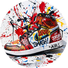 Lade das Bild in den Galerie-Viewer, Aluminiumbild Street Art Sneaker mit auffälligem Graffiti Kreis
