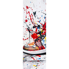 Lade das Bild in den Galerie-Viewer, Aluminiumbild Street Art Sneaker mit auffälligem Graffiti Panorama Hoch
