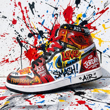 Lade das Bild in den Galerie-Viewer, Aluminiumbild gebürstet Street Art Sneaker mit auffälligem Graffiti Quadrat
