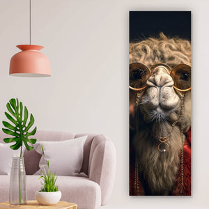 Poster Stylisches Kamel mit Brille und rotem Mantel Panorama Hoch