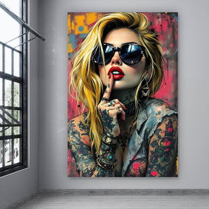 Poster Tattoo Girl vor Graffiti Wand Hochformat