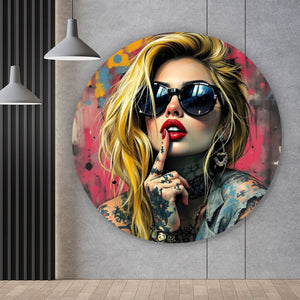 Aluminiumbild Tattoo Girl vor Graffiti Wand Kreis