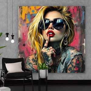 Aluminiumbild Tattoo Girl vor Graffiti Wand Quadrat