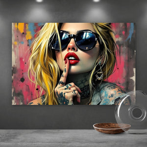 Acrylglasbild Tattoo Girl vor Graffiti Wand Querformat