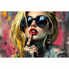 Lade das Bild in den Galerie-Viewer, Aluminiumbild gebürstet Tattoo Girl vor Graffiti Wand Querformat
