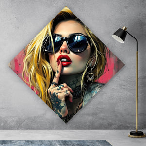 Spannrahmenbild Tattoo Girl vor Graffiti Wand Raute