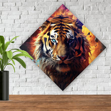 Lade das Bild in den Galerie-Viewer, Aluminiumbild Tiger Portrait mit dynamischen Hintergrund Raute
