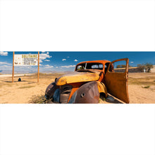 Lade das Bild in den Galerie-Viewer, Aluminiumbild gebürstet Verlassener Oldtimer in Wüstenlandschaft Panorama
