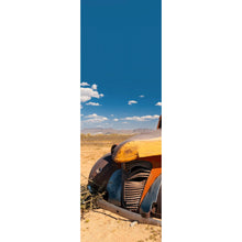 Lade das Bild in den Galerie-Viewer, Aluminiumbild gebürstet Verlassener Oldtimer in Wüstenlandschaft Panorama Hoch
