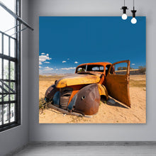 Lade das Bild in den Galerie-Viewer, Aluminiumbild Verlassener Oldtimer in Wüstenlandschaft Quadrat
