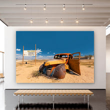 Lade das Bild in den Galerie-Viewer, Aluminiumbild Verlassener Oldtimer in Wüstenlandschaft Querformat

