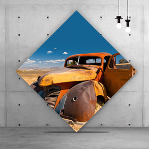 Leinwandbild Verlassener Oldtimer in Wüstenlandschaft Raute