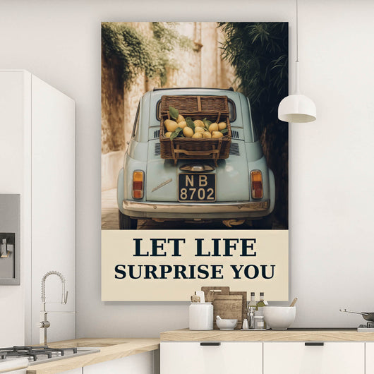 Poster Vintage Auto in malerischer Gasse Hochformat
