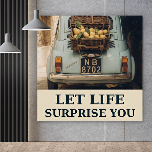 Acrylglasbild Vintage Auto in malerischer Gasse Quadrat