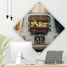 Lade das Bild in den Galerie-Viewer, Aluminiumbild gebürstet Vintage Auto in malerischer Gasse Raute
