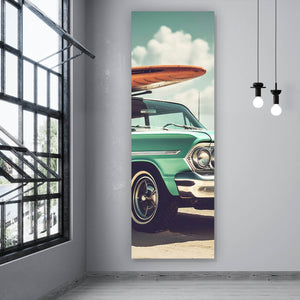 Poster Vintage Auto mit Surfbrett am Strand Panorama Hoch