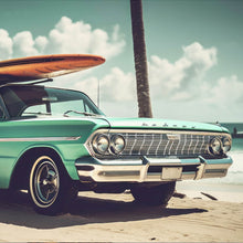Lade das Bild in den Galerie-Viewer, Aluminiumbild Vintage Auto mit Surfbrett am Strand Quadrat
