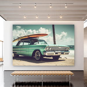Poster Vintage Auto mit Surfbrett am Strand Querformat