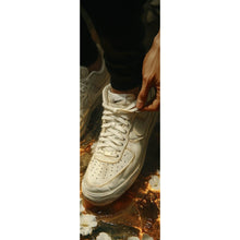 Lade das Bild in den Galerie-Viewer, Leinwandbild Weiße Sneaker auf glühendem blumenbedecktem Boden Panorama Hoch
