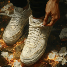 Lade das Bild in den Galerie-Viewer, Aluminiumbild Weiße Sneaker auf glühendem blumenbedecktem Boden Quadrat
