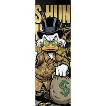 Lade das Bild in den Galerie-Viewer, Leinwandbild Zeichentrick Ente mit Geld und Pistole Panorama Hoch
