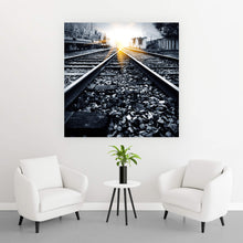 Lade das Bild in den Galerie-Viewer, Aluminiumbild gebürstet Sonnenuntergang auf Bahngleisen Quadrat
