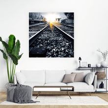 Lade das Bild in den Galerie-Viewer, Aluminiumbild gebürstet Sonnenuntergang auf Bahngleisen Quadrat
