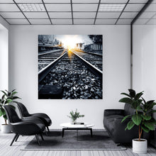 Lade das Bild in den Galerie-Viewer, Leinwandbild Sonnenuntergang auf Bahngleisen Quadrat
