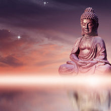 Lade das Bild in den Galerie-Viewer, Aluminiumbild gebürstet Buddha unterm Sternenhimmel Quadrat

