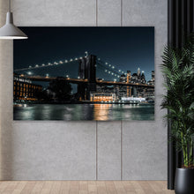 Lade das Bild in den Galerie-Viewer, Spannrahmenbild Brooklyn Bridge bei Nacht Querformat
