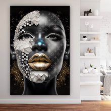 Lade das Bild in den Galerie-Viewer, Aluminiumbild gebürstet Afrikanische Frau mit Gold Hochformat
