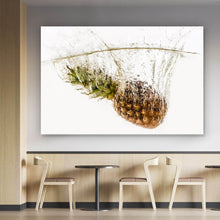 Lade das Bild in den Galerie-Viewer, Leinwandbild Ananas im Wasser Querformat
