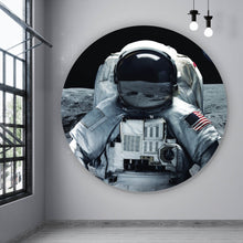 Lade das Bild in den Galerie-Viewer, Aluminiumbild gebürstet Astronaut auf dem Mond Kreis
