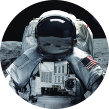 Lade das Bild in den Galerie-Viewer, Aluminiumbild Astronaut auf dem Mond Kreis
