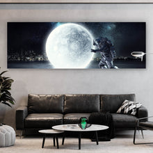 Lade das Bild in den Galerie-Viewer, Aluminiumbild Astronaut der den Mond rollt Panorama
