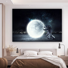 Lade das Bild in den Galerie-Viewer, Leinwandbild Astronaut der den Mond rollt Querformat
