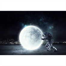 Lade das Bild in den Galerie-Viewer, Aluminiumbild Astronaut der den Mond rollt Querformat
