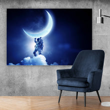 Lade das Bild in den Galerie-Viewer, Aluminiumbild Astronaut der den Mond trägt Querformat
