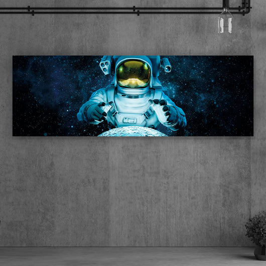 Spannrahmenbild Astronaut in der Galaxie Panorama