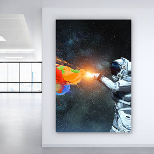 Poster Astronaut schießt Regenbogen Hochformat