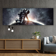 Lade das Bild in den Galerie-Viewer, Aluminiumbild gebürstet Astronaut touch the World Panorama
