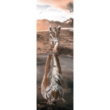 Lade das Bild in den Galerie-Viewer, Aluminiumbild gebürstet Baby Tiger Panorama Hoch
