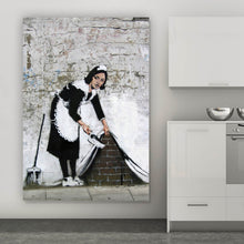 Lade das Bild in den Galerie-Viewer, Aluminiumbild gebürstet Banksy - Hausfrau Hochformat
