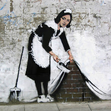 Lade das Bild in den Galerie-Viewer, Aluminiumbild gebürstet Banksy - Hausfrau Quadrat
