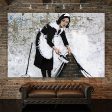 Lade das Bild in den Galerie-Viewer, Leinwandbild Banksy - Hausfrau Querformat
