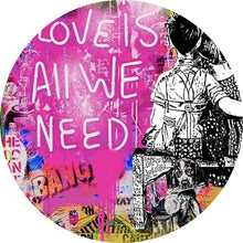 Lade das Bild in den Galerie-Viewer, Aluminiumbild Banksy - Love is all we need Kreis
