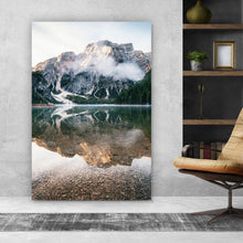 Lade das Bild in den Galerie-Viewer, Spannrahmenbild Berg gespiegelt im See Hochformat
