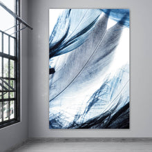 Lade das Bild in den Galerie-Viewer, Aluminiumbild gebürstet Blaue Federn auf weißem Hintergrund Hochformat
